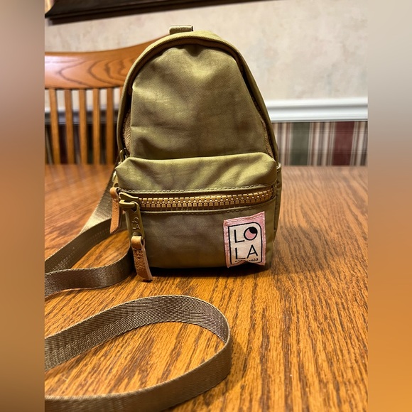 LIKE NEW Lola California Olive Green backpack/belt bag/crossbody/ sling bag. - Picture 2 of 13